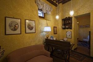 Muri e licenza piccolo hotel in Toscana a Montalci