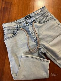 Jeans corto con lacci