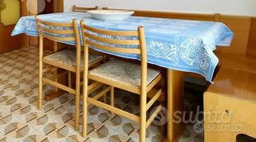 Cassapanca angolare, tavolo e coppia di sedie