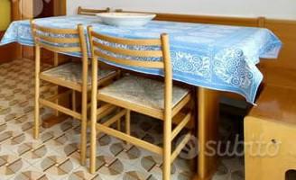 Cassapanca angolare, tavolo e coppia di sedie