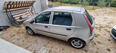 Fiat Punto con gancio traino e rimorchio