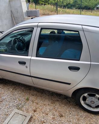 Fiat Punto con gancio traino e rimorchio