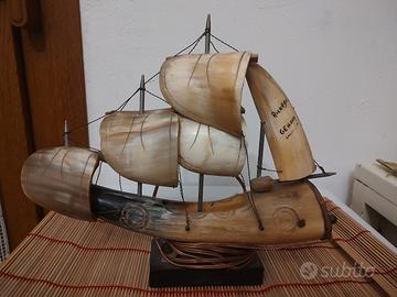 modellino vintage barca in osso