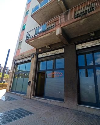 Via Farina, ampio locale con tre vetrine