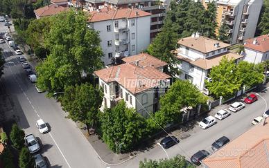 Elegante Porzione di Villetta Liberty con Giardino
