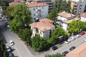 Elegante Porzione di Villetta Liberty con Giardino