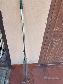 Scopa raschiello regolabile per terreno