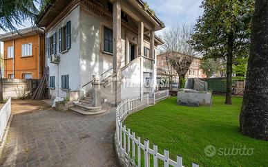 VILLA BIFAMILIARE CON AMPIO GIARIDNO VICINO AL CEN