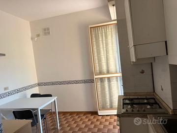 Bilocale a Como con balcone e posto auto