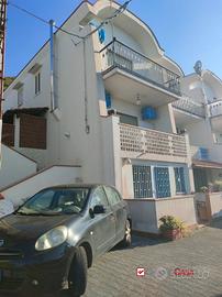 Mortelle, ampia villa su due livelli oltre esterni