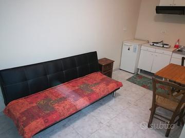 Stanza / 1 Vano arredato ristrutturato al centro