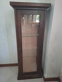 Vetrina in legno con ripiani in vetro 