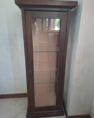 Vetrina in legno con ripiani in vetro 