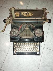 Macchina da scrivere del marchio ROYAL