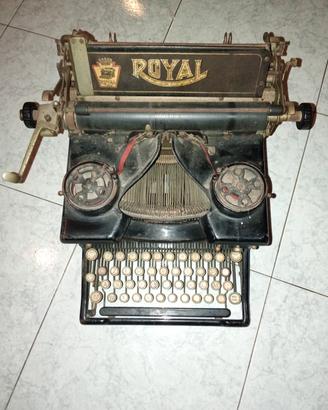 Macchina da scrivere del marchio ROYAL