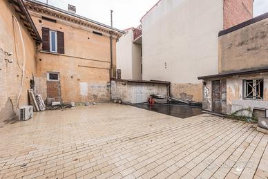 Stabile da ristrutturare in zona centrale.