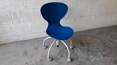 Sedia azzurra per cameretta ragazzi