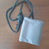 Bracciale per sfigmomanometro con pompetta