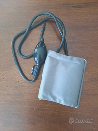 Bracciale per sfigmomanometro con pompetta