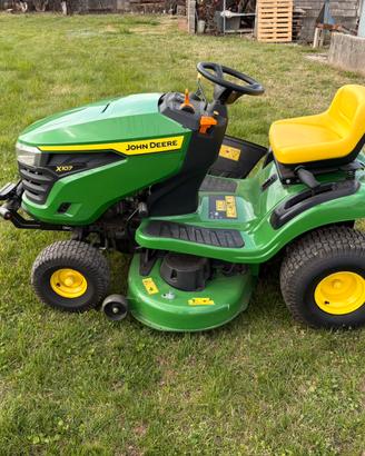 Trattorino tagliaerba John Deere X107
