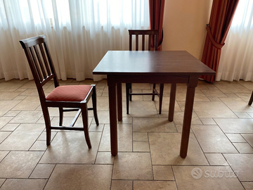 Arredo completo con tavoli e sedie