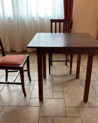 Arredo completo con tavoli e sedie