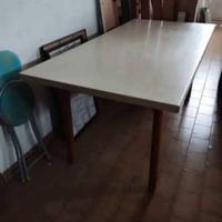 Tavolo da cucina o giardino.