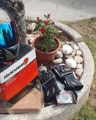 Casco integrale Marushin e guanti Sidi