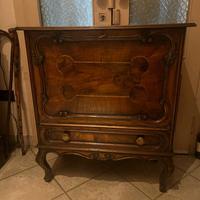 Mobiletto con apertura a scrittoio