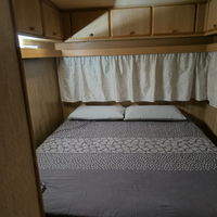 Roulotte in campeggio con veranda