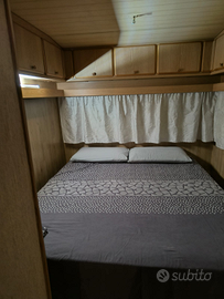 Roulotte in campeggio con veranda