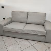 Divano in tessuto grigio chiaro