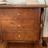 Cassettiera, due comodini e specchio per camera da