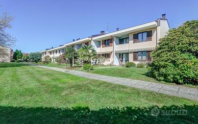 VILLETTA A SCHIERA DI TESTA CON GIARDINO, Via Salm