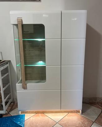Vetrina bianca con ripiani in vetro e luci