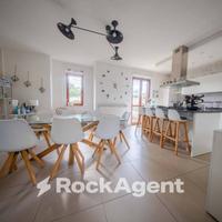 ELEGANTE VILLETTA A SCHIERA CON VISTA MARE E CORTI