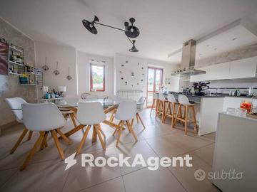 ELEGANTE VILLETTA A SCHIERA CON VISTA MARE E CORTI