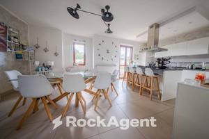 ELEGANTE VILLETTA A SCHIERA CON VISTA MARE E CORTI