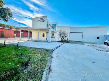 Ampio complesso commerciale con capannone e uffici