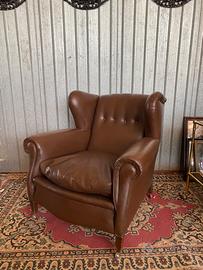 Poltrona orecchionata vintage marrone con rotelle