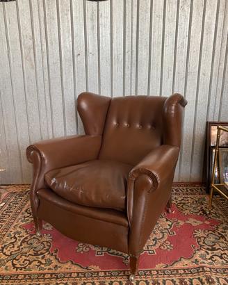 Poltrona orecchionata vintage marrone con rotelle