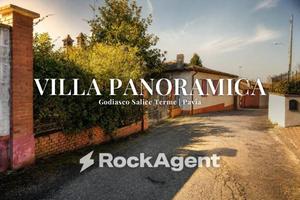 Villa di 300 m² con più di 5 locali e box auto a G