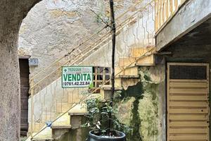 3 LOCALI A ISCHIA DI CASTRO