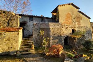 Rustico / Casale di 350 m² con più di 5 locali e b