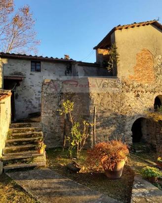 Rustico / Casale di 350 m² con più di 5 locali e b