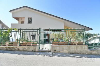 CASA SINGOLA CON CORTE PRIVATA E ORTO
