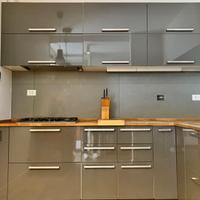 cucina completa di elettrodomestici