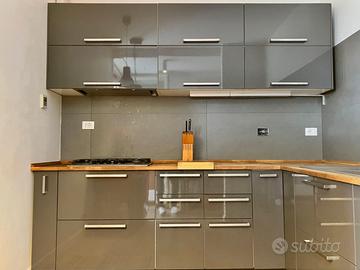 cucina completa di elettrodomestici