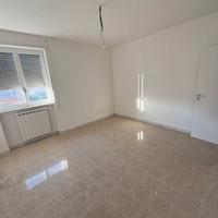 MONTEROTONDO PENTALOCALE PARZiALMENTE ARREDATO