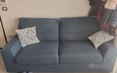 Divano 3 posti blu.